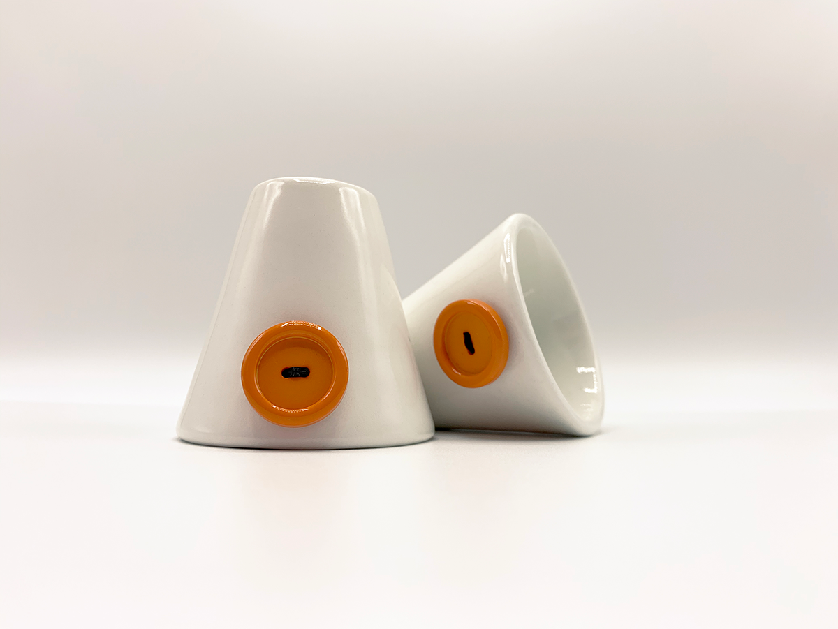 Attacca Bottone tazzine bianche bottone arancio