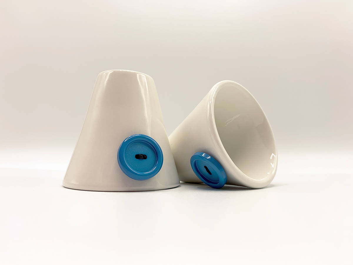 Attacca Bottone tazzine bianche bottone azzurro