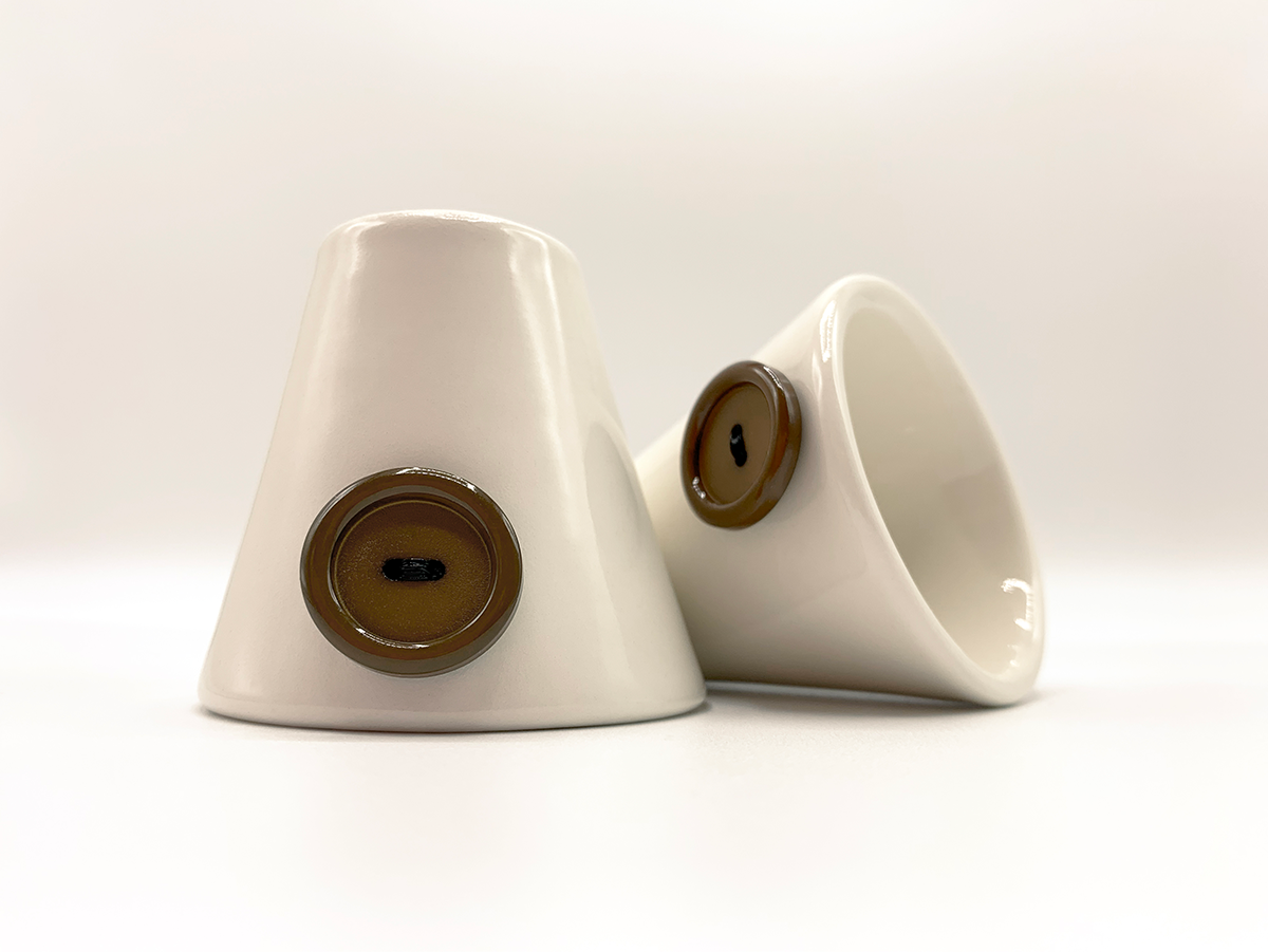 Attacca Bottone tazzine bianche bottone marrone
