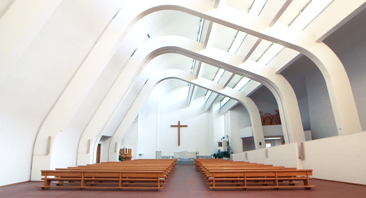 Interno della chiesa di Riola progettata da Alvar Aalto.